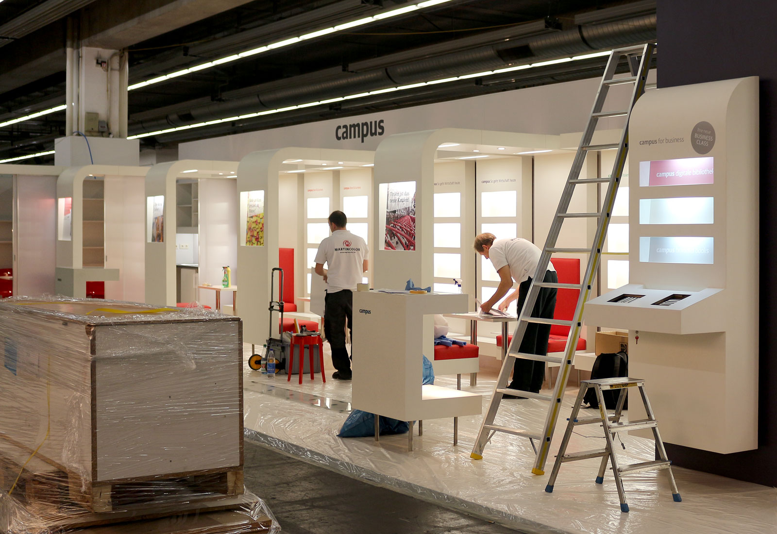 Campus Verlag Messestand Aufbau 3