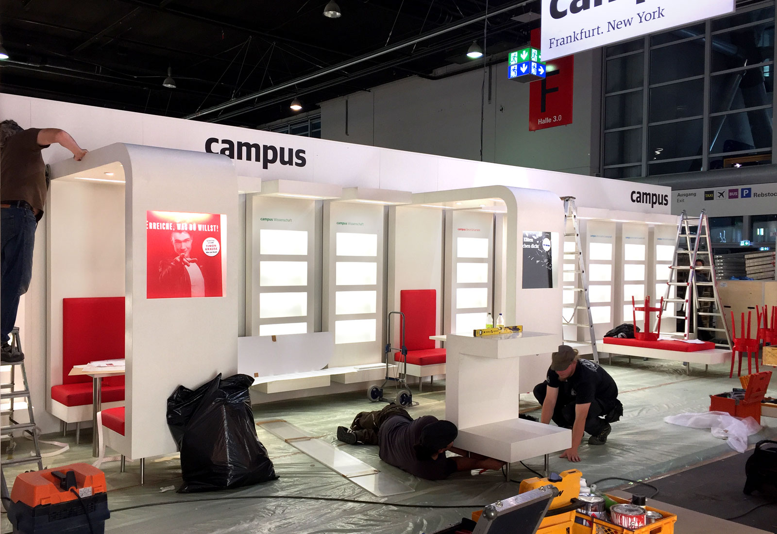 Campus Verlag Messestand Aufbau 6