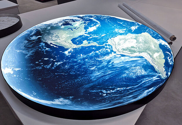 Round lightbox for the opera “Written on Skin” 3