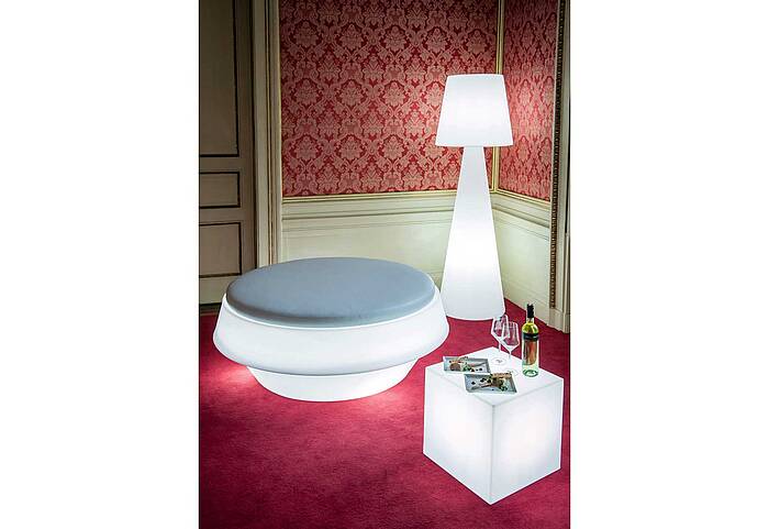 GIÓ POUF seating island Example 6