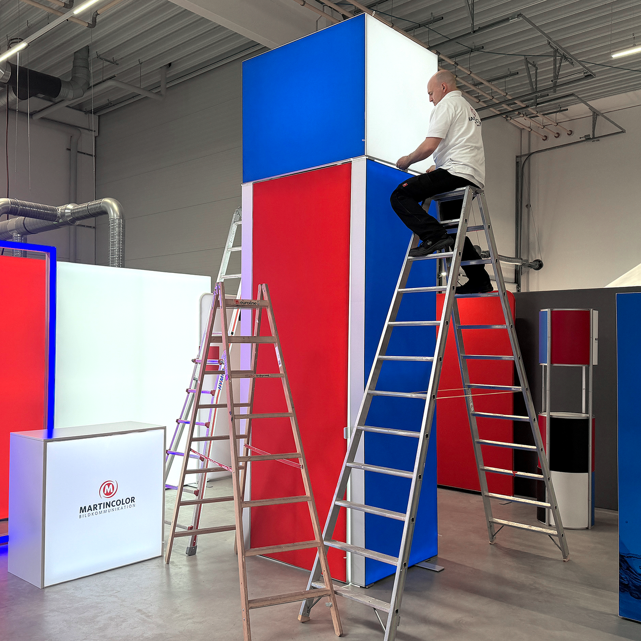 Montage des Leuchtwürfels auf der ALU STAR Leuchtsäule 4
