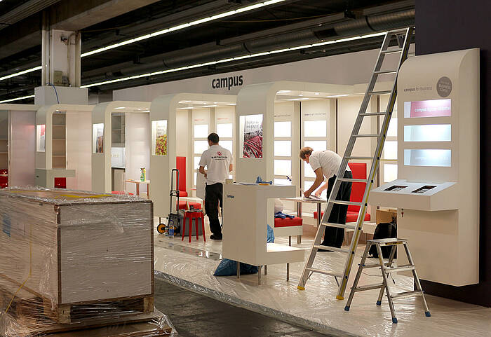 Campus Verlag exhibition stand assembly 3