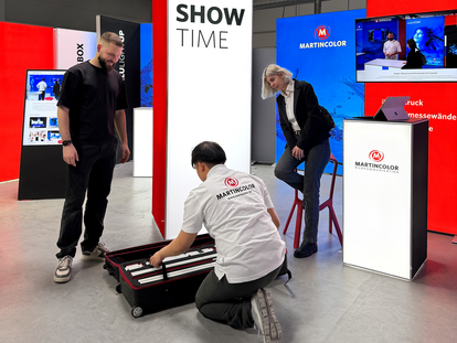 Live-Vorführung des einfachen Aufbaus eines mobilen LED-Messestands im MARTINCOLOR Showroom in Frankfurt