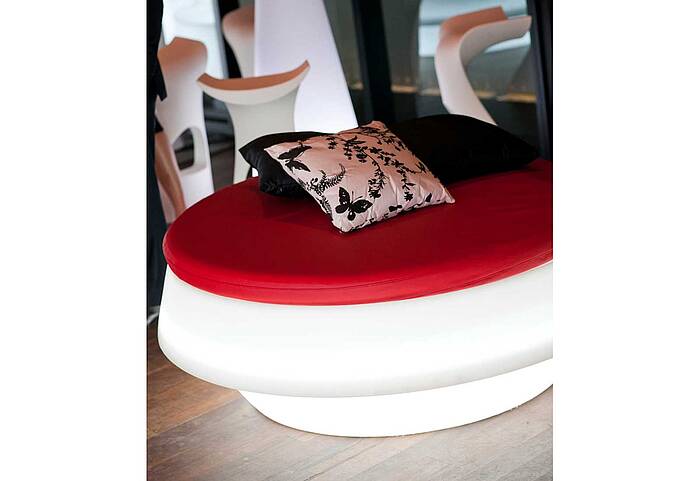 GIÓ POUF seating island Example 15