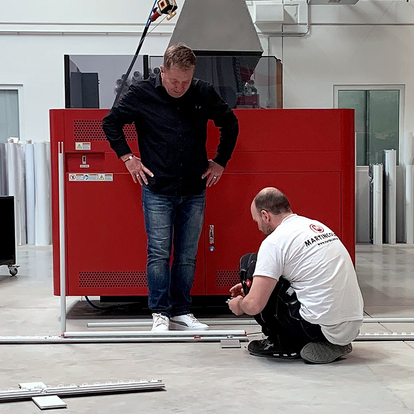 Exhibition stand assembly training - Setting up a modular illuminated wall