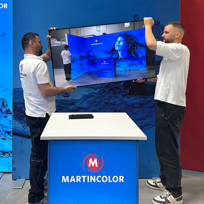 Exhibition stand assembly training - mounting a monitor