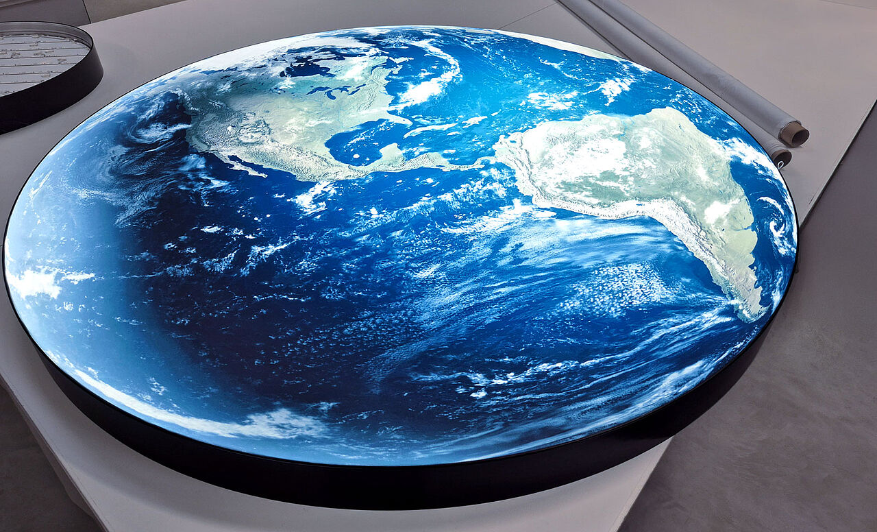 Round lightbox for the Frankfurt Opera