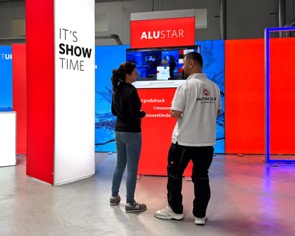 Personalized expert advice on LED exhibition walls at the MARTINCOLOR Showroom in Frankfurt