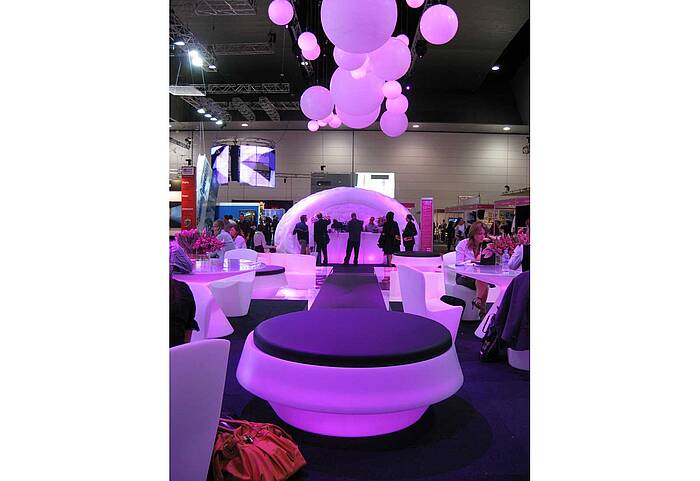 GIÓ POUF seating island Example 9