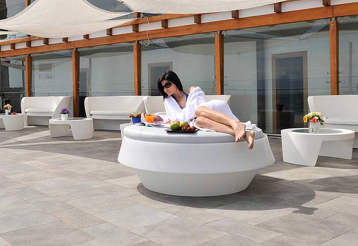 GIÓ POUF seating island Example 11