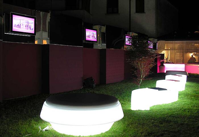 GIÓ POUF seating island Example 13
