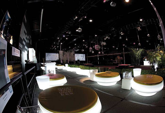 GIÓ POUF seating island Example 2