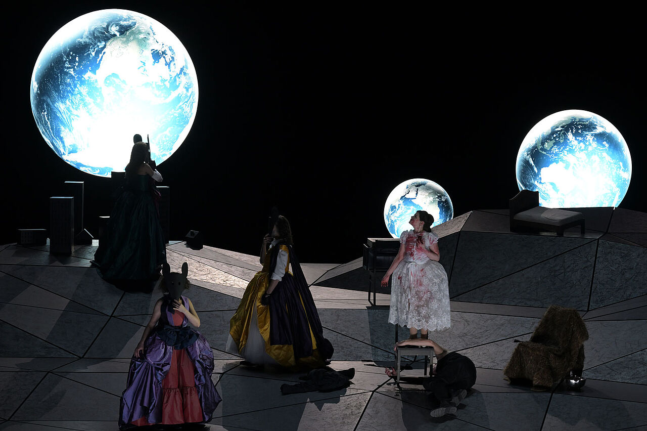 “Written on Skin” celebrates its premiere – stage props for Frankfurt Opera