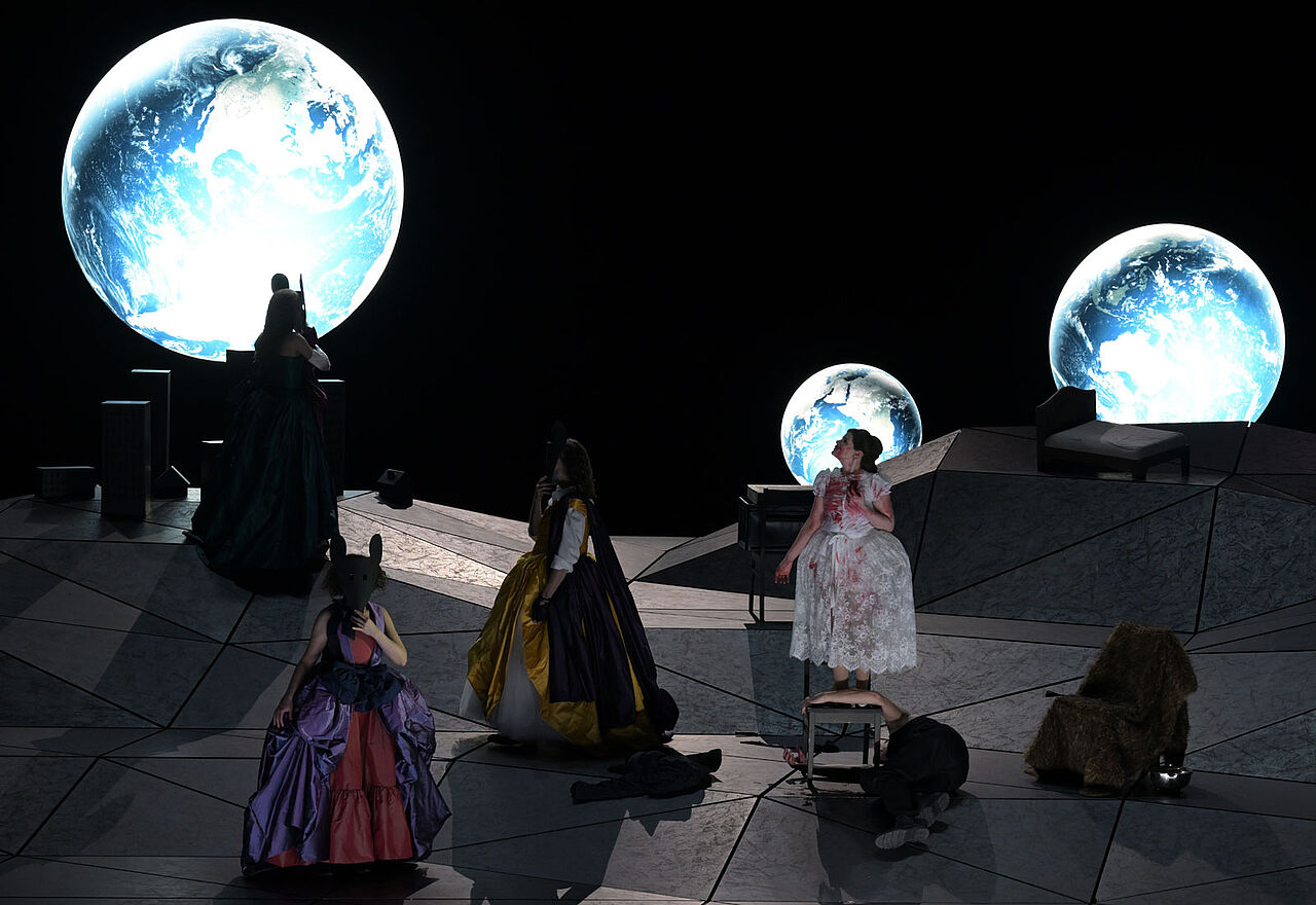 “Written on Skin” celebrates its premiere – stage props for Frankfurt Opera