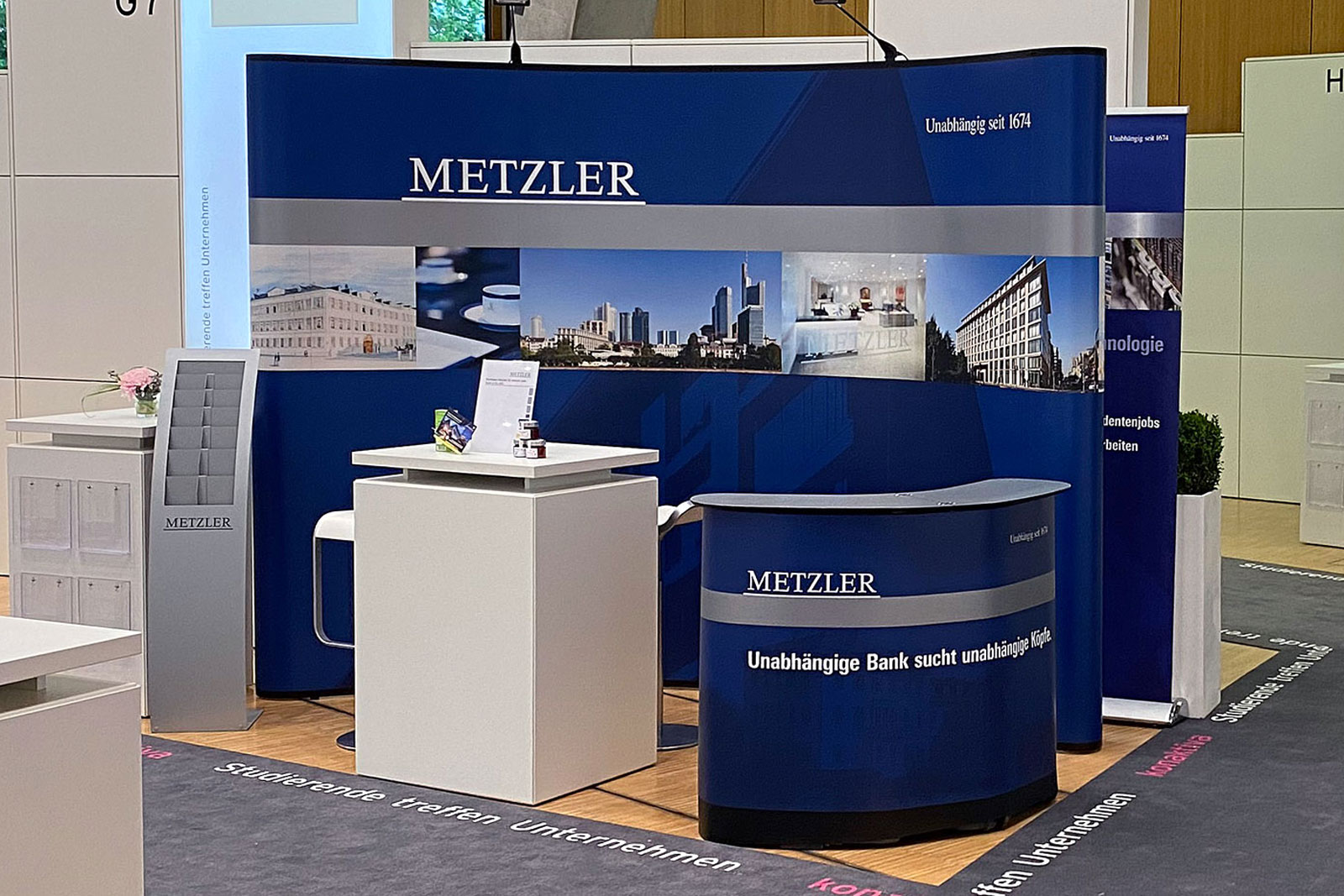 Faltdisplay - TravelStand PRO Curved - B. Metzler