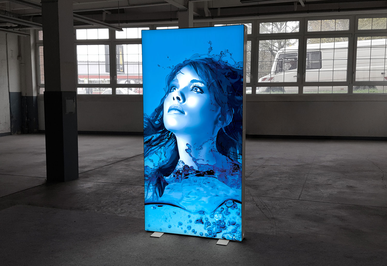 PIXLIP GO illuminated display